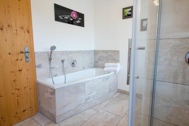 Modernes Bad mit Badewanne