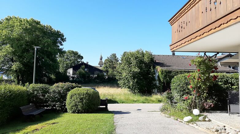 Hofeinfahrt und Balkon