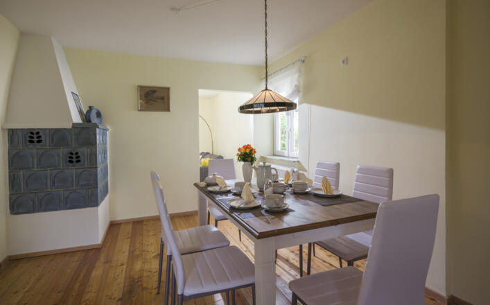 Essbereich mit Kachelofen