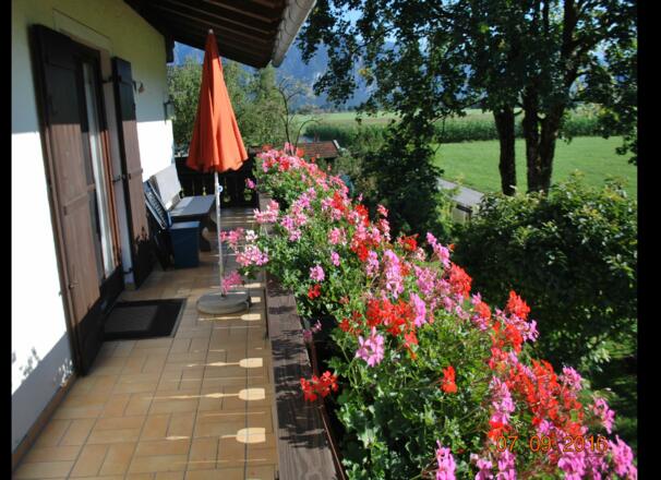 Balkon mit Blick in die umliegenden Berge