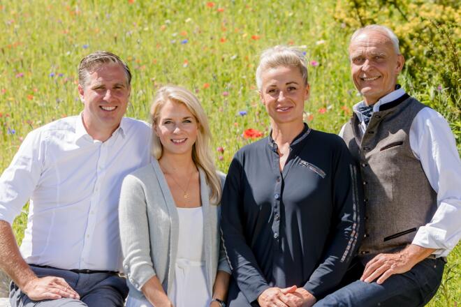 Gastgeber im Chiemsee Chalet: Hendrik, Sandra, Denise und Joachim