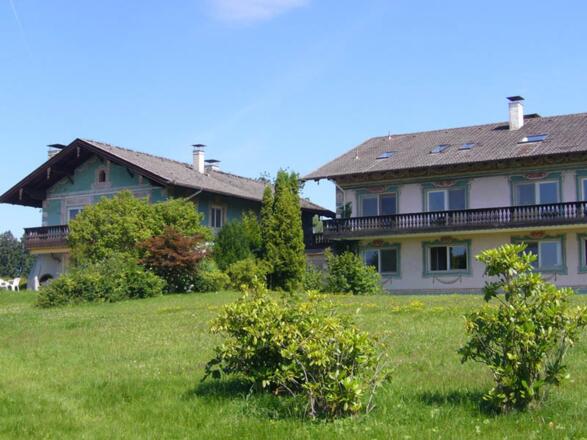 Hausansicht und links Villa Casa Lenz