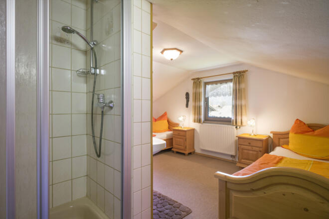 Schlafzimmer mit Dusche