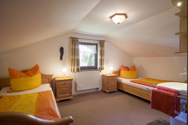 geräumiges Schlafzimmer