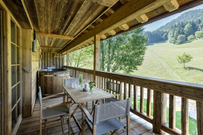 Chiemsee-Chalet &quot;Bergwiesen-Chalet-Suite&quot; Balkon mit privatem Hot Tube