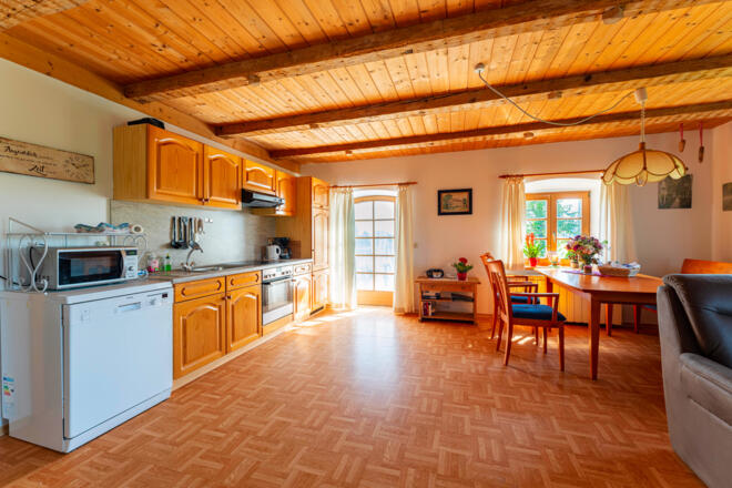 Die offene Küche mit Essbereich