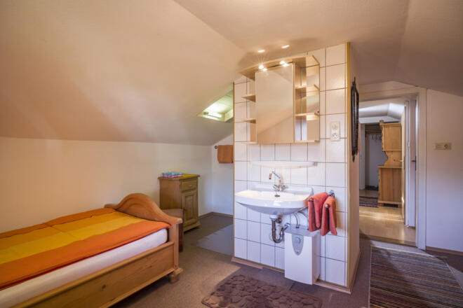 Schlafzimmer mit Waschgelegenheit