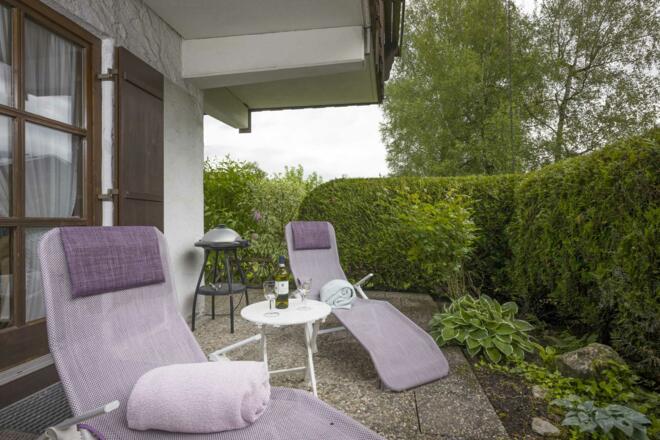 Terasse mit Liegestühlen