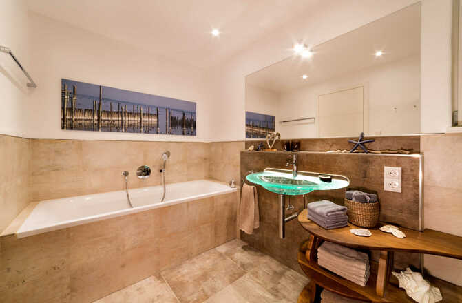 Badezimmer Souterrain Badewanne Ferienwohnung Eglwies