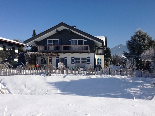 Hausansicht im Winter