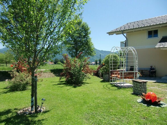 Gartenidylle am Bachlauf