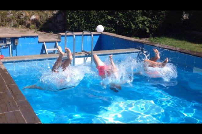 Sprung in den Pool