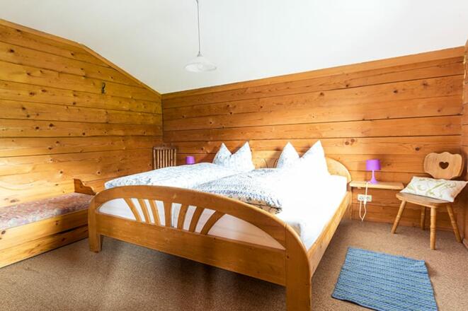 Schlafzimmer 1 FeWo Heuberg