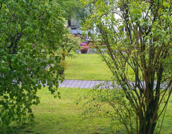 Gemütliche Terrasse mit Blick in den Park
