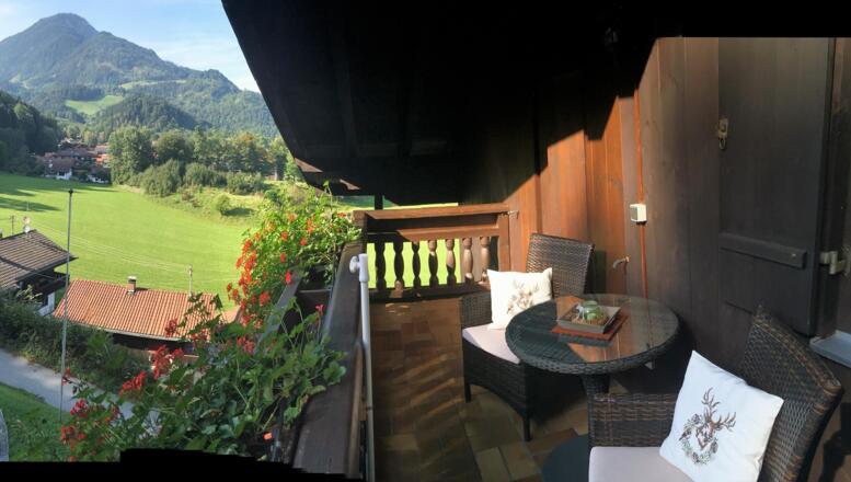 großer Balkon mit herrlicher Aussicht
