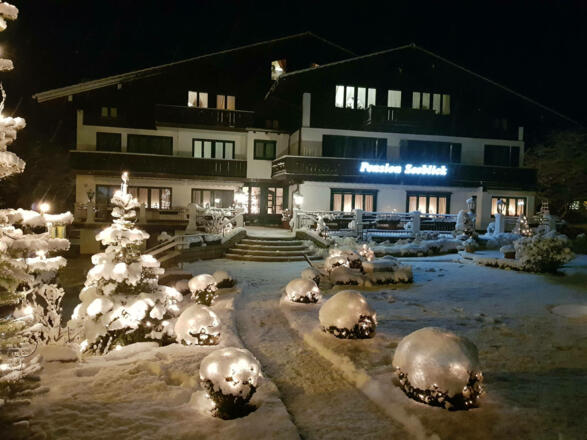 Hausansicht mit Weihnachtlicher Beleuchtung