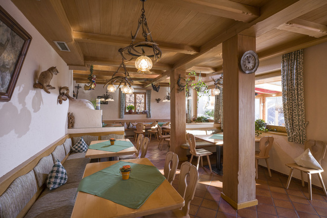 Gemütlicher Gastraum mit Blick in die Berge