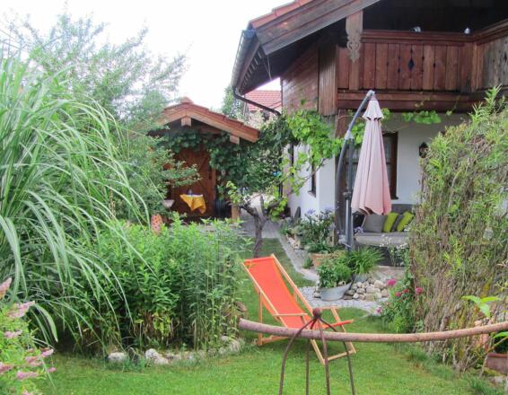 Haus mit Gartenlaube