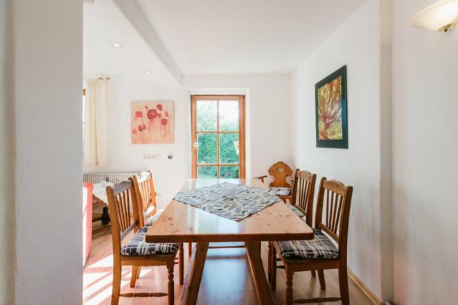 Essecke mit Blick in den Garten