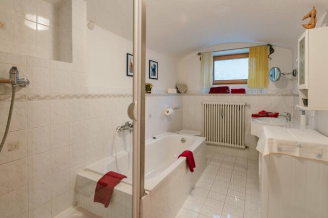 Bad mit Badewanne &amp; Dusche