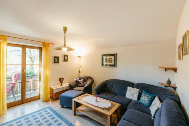 Gemütliches Wohnzimmer mit Bergblick