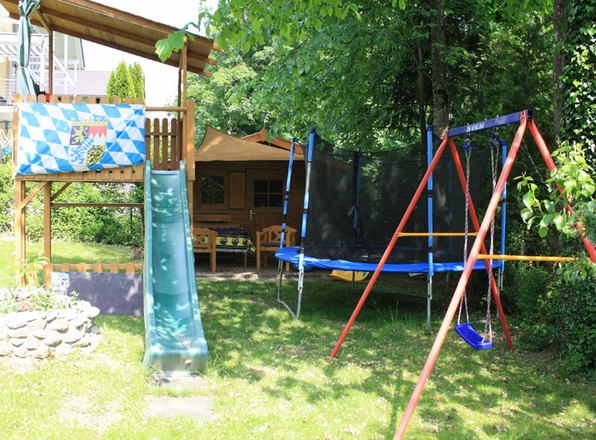 Spielplatz im Garten.jpg
