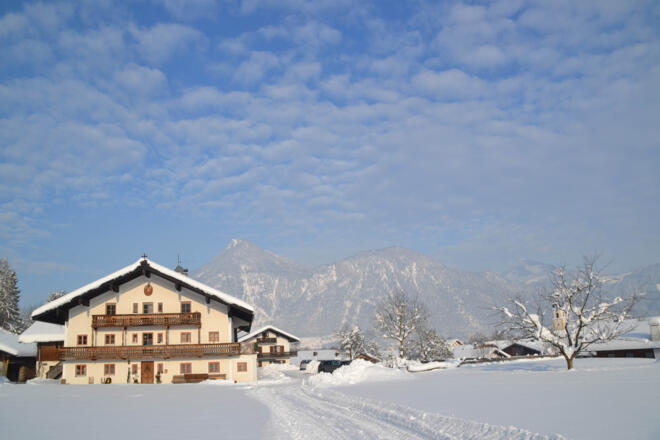 Lainthalerhof mit Bergpanorama im Winter