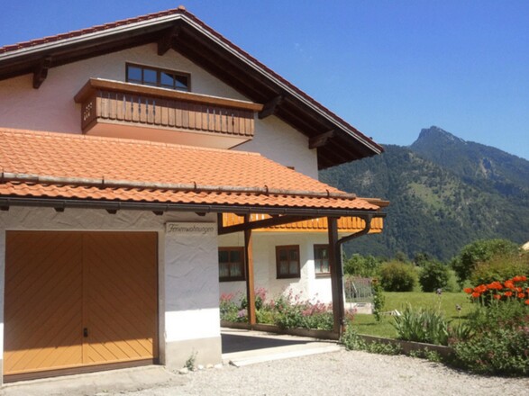 Hausansicht mit Bergblick