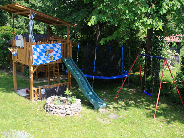 Spielplatz im Garten.jpg