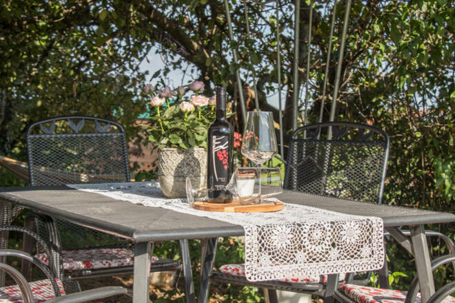 Den Abend bei einem guten Glas Wein ausklingen lassen