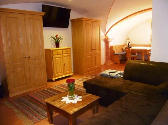 Wohnzimmer mit Schlafcouch und Flatscreen TV