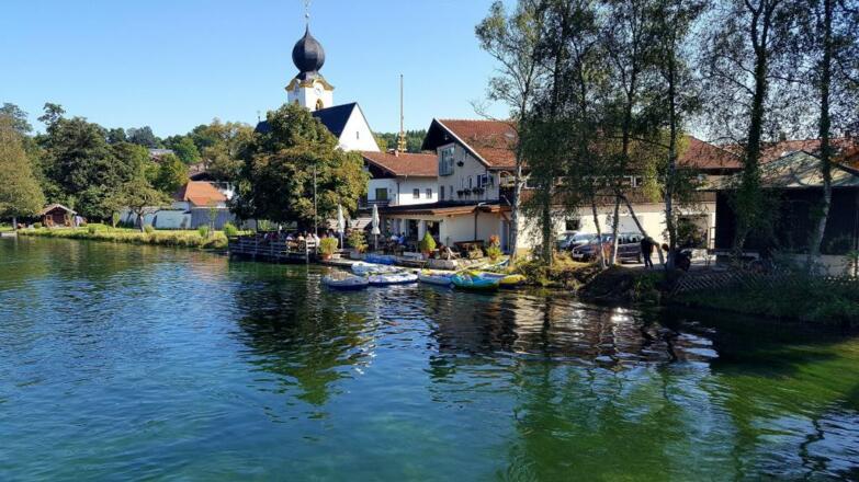 Kirche mit Gasthaus Neuwirt in Truchtlaching