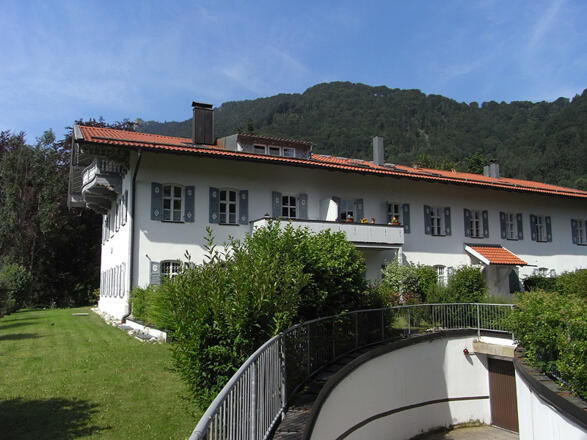 Hausansicht mit Tiefgarage