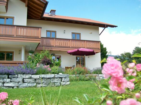 Das Haus ist neu und gepflegt