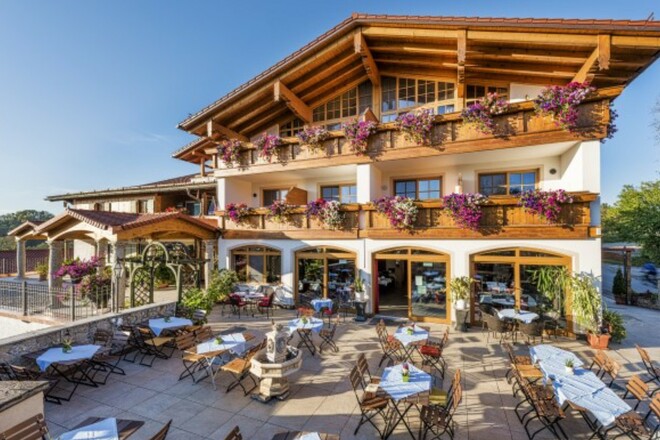 Kurfer Hof - Hausansicht mit Biergarten