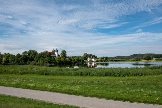Klostersee und Blick auf das Kloster Seeon