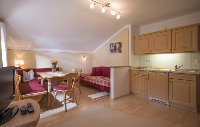 geräumiger Wohn- und Essbereich in der 2-Zimmer-Ferienwohnung