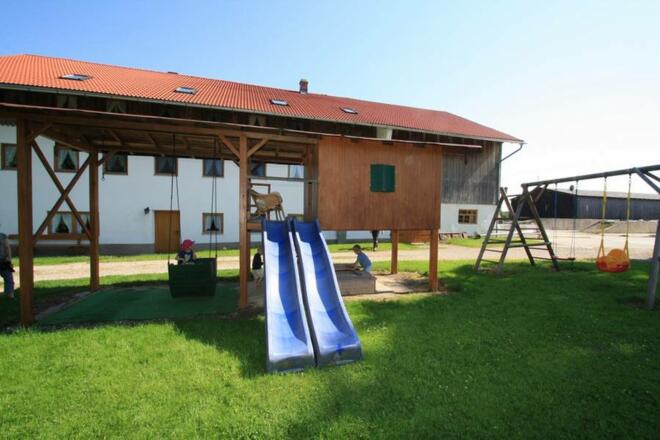 Spielplatz mit Rutsche und Schaukel