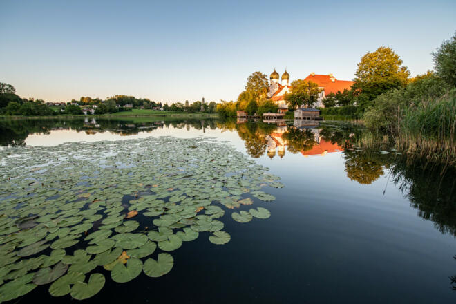 Klostersee mit Blick auf das Kloster Seeon