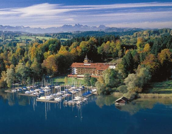 Luftbild Yachthotel Chiemsee.jpg