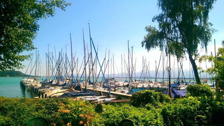 Hafenbild Yachthotel Chiemsee.jpg