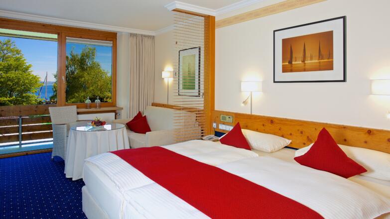 Zimmer zur Seeseite (Ausstattungsvariante) Yachthotel Chiemsee.jpg