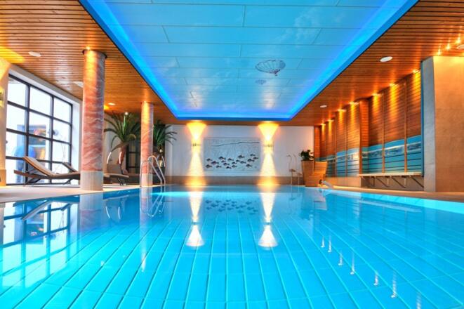 Hallenbad Yachthotel Chiemsee.jpg