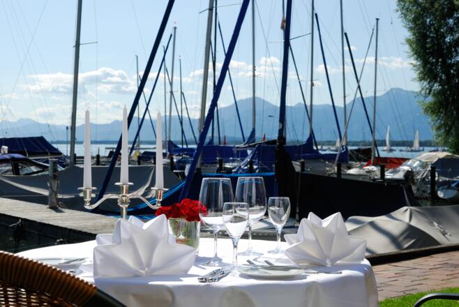 Dinieren mit Seeblick Yachthotel Chiemsee.jpg