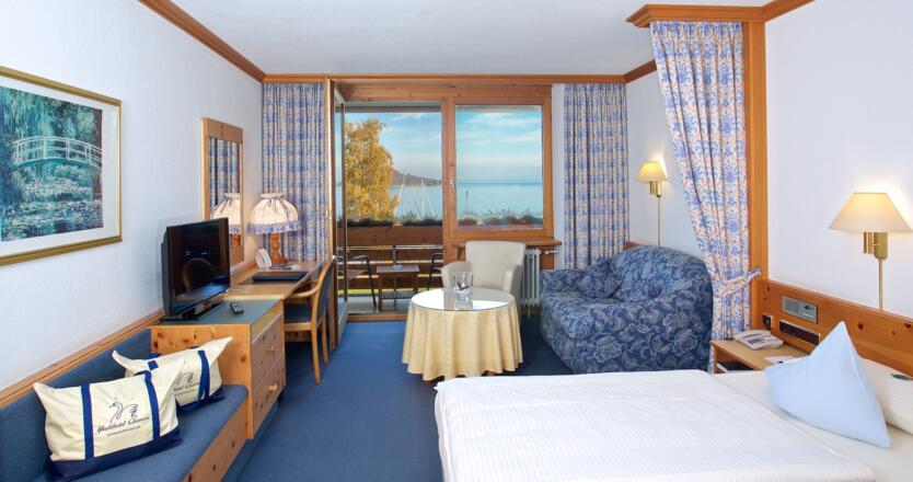 Zimmer zur Seeseite Yachthotel Chiemsee.jpg