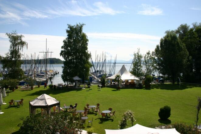 Blick vom Seeseitenzimmer Yachthotel Chiemsee.jpg