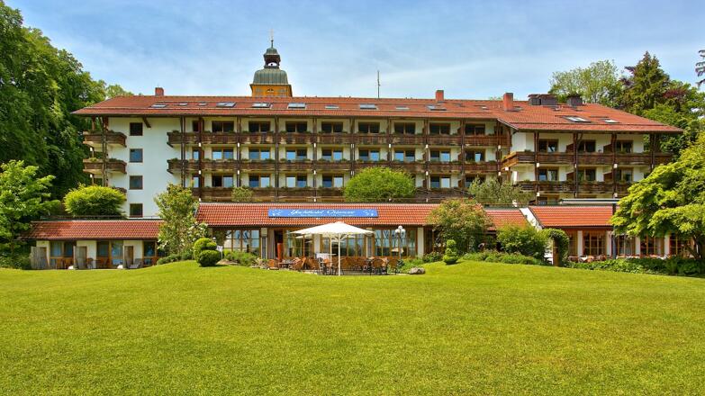 Aussenansicht Yachthotel Chiemsee.jpg