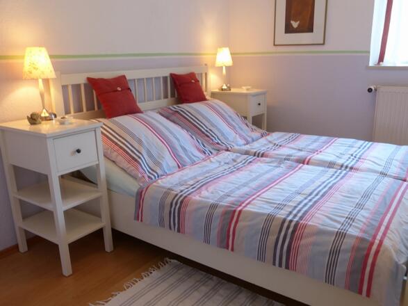 Schlafzimmer Ferienwohnung Weiß-Blau