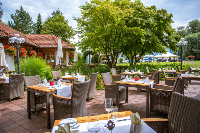 Yachthotel Chiemsee Seeterrasse.jpg