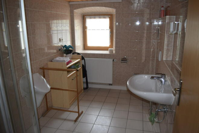 Badezimmer mit Dusche und WC